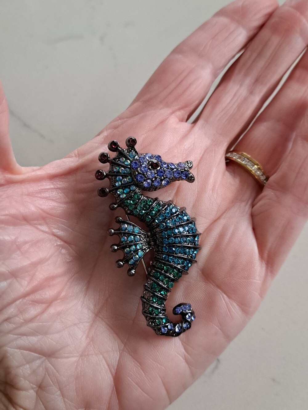 Sparkling Seahorse Pin Brooch - Picture 2 of 4